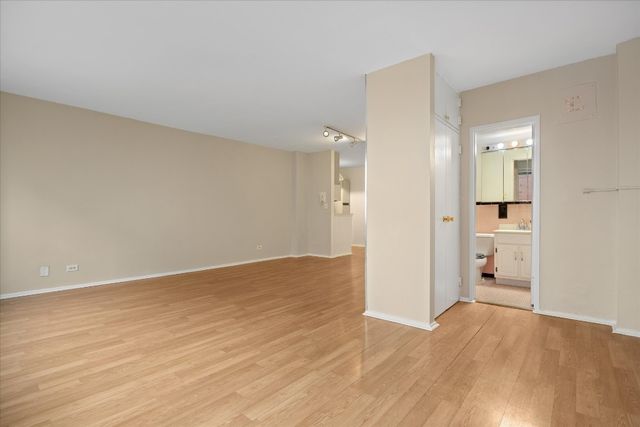 8715 165th St Apt 4B, New York City, NY 11432