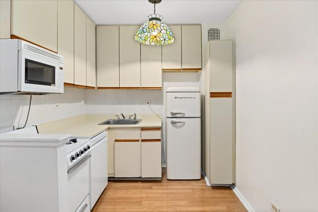8715 165th St Apt 4B, New York City, NY 11432