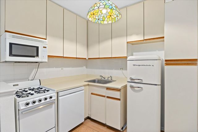 8715 165th St Apt 4B, New York City, NY 11432