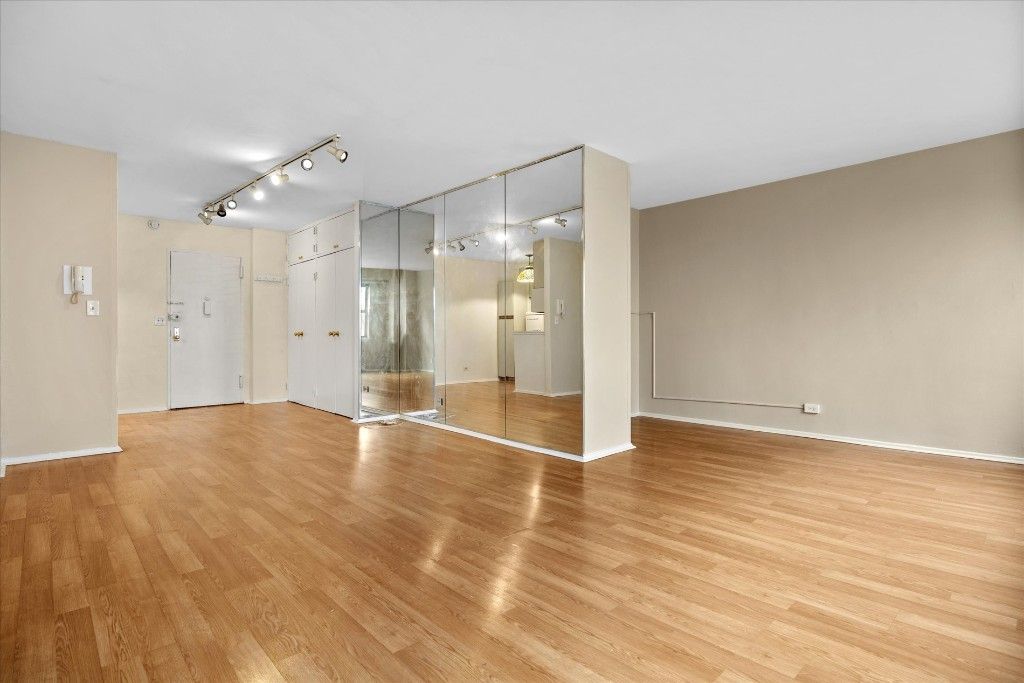 8715 165th St Apt 4B, New York City, NY 11432