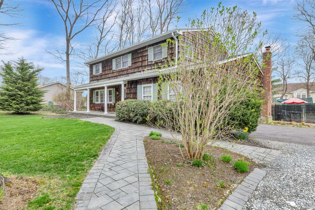 27 Richie Court N, Saint James, NY 11780