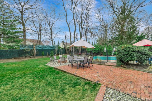 27 Richie Court N, Saint James, NY 11780