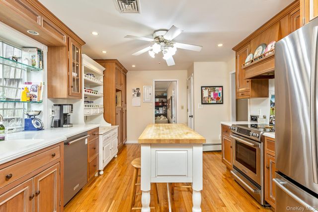 27 Richie Court N, Saint James, NY 11780
