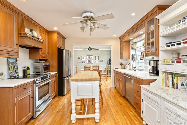 27 Richie Court N, Saint James, NY 11780