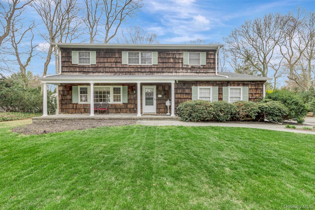 27 Richie Court N, Saint James, NY 11780