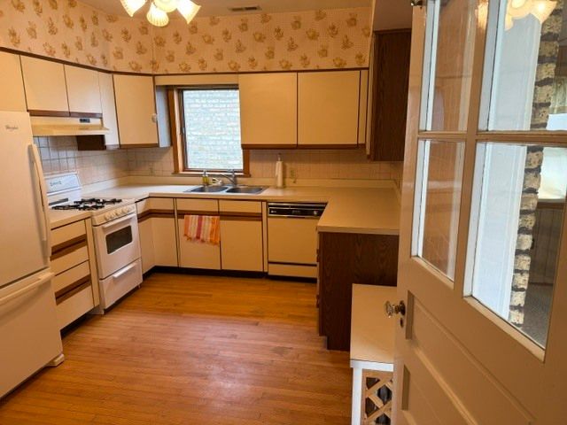 5330 W Melrose Street, Chicago, IL 60641