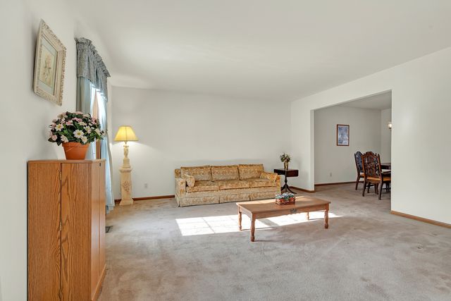 121 S Raddant Road, Batavia, IL 60510