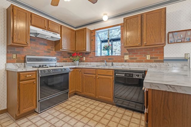 121 S Raddant Road, Batavia, IL 60510