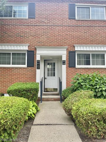 688 E Fox Hills Drive, Bloomfield Hills, MI 48304