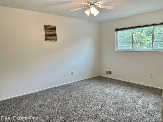 688 E Fox Hills Drive, Bloomfield Hills, MI 48304