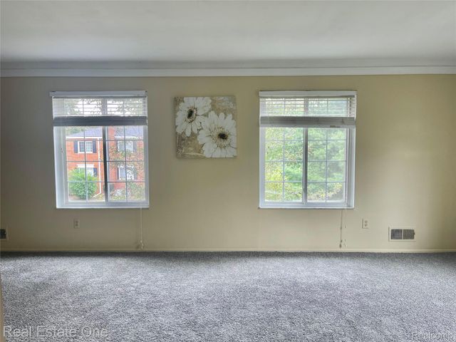 688 E Fox Hills Drive, Bloomfield Hills, MI 48304