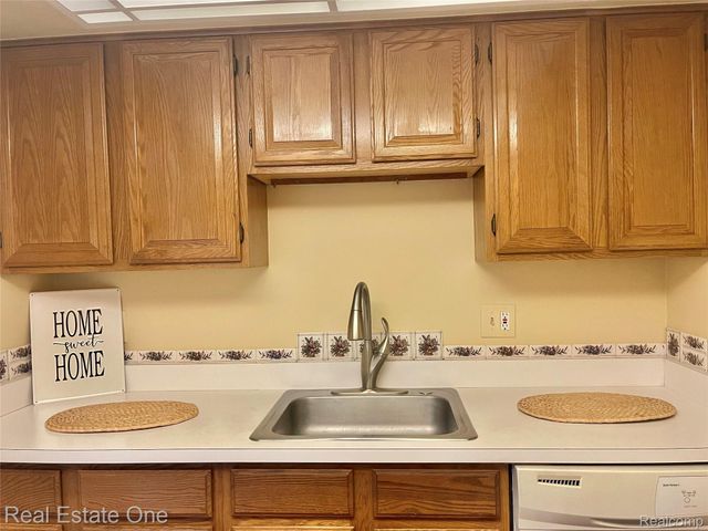 688 E Fox Hills Drive, Bloomfield Hills, MI 48304