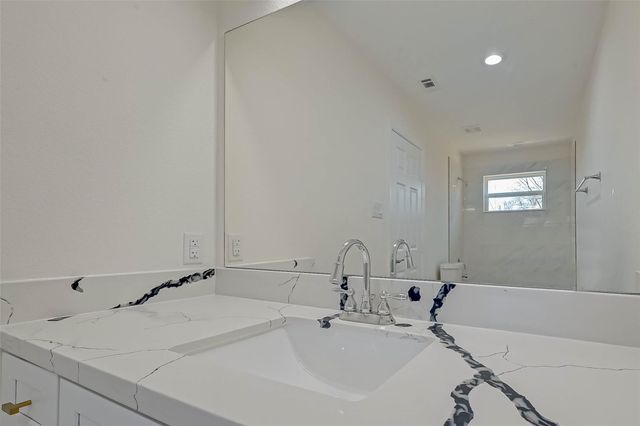 7339 Krueger Road B, Houston, TX 77033