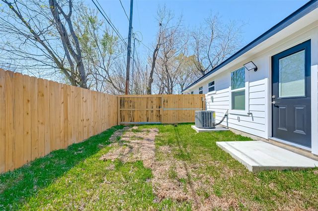 7339 Krueger Road B, Houston, TX 77033