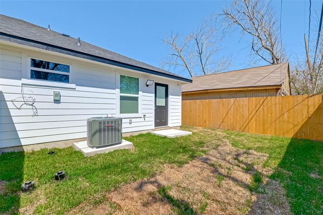 7339 Krueger Road B, Houston, TX 77033