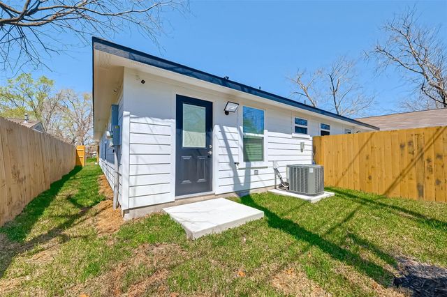 7339 Krueger Road B, Houston, TX 77033