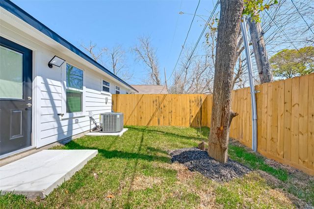 7339 Krueger Road B, Houston, TX 77033