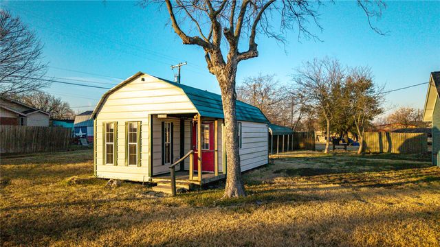324 E Pace Street, Frost, TX 76641