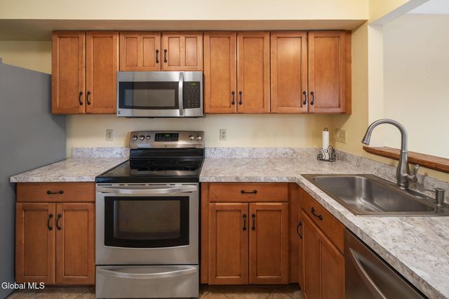 2 Carriage Road, Clifton Park, NY 12065