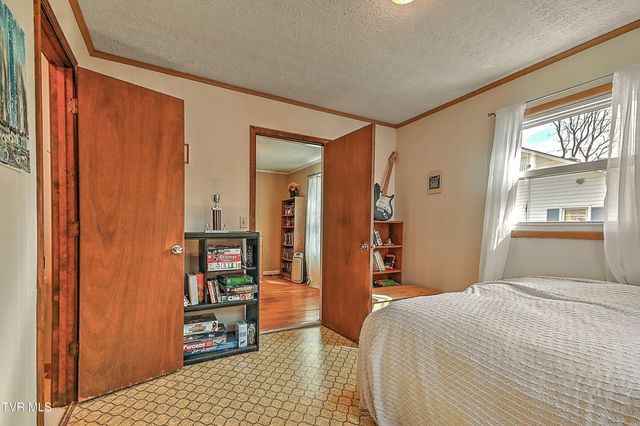 1011 Johnson Avenue, Johnson City, TN 37604