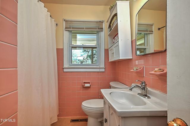 1011 Johnson Avenue, Johnson City, TN 37604