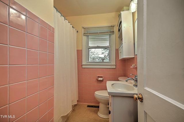 1011 Johnson Avenue, Johnson City, TN 37604