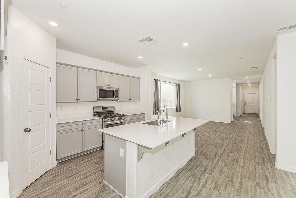 Image 10 of property listing at 2844 N Vahe Avenue, Fresno, CA 93737