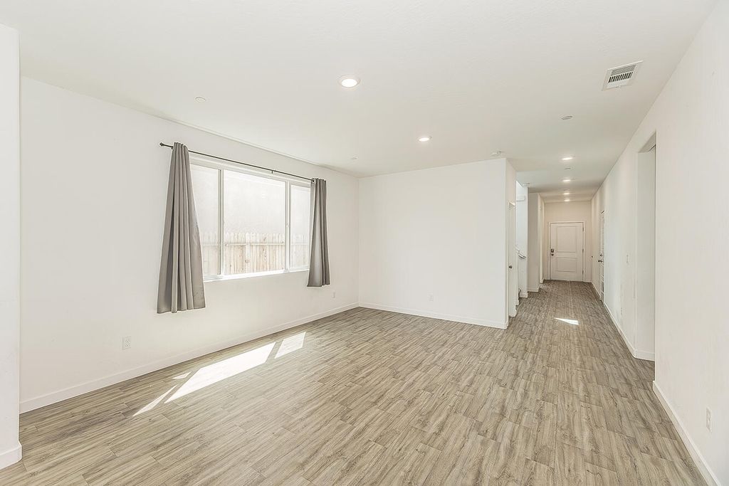 Image 11 of property listing at 2844 N Vahe Avenue, Fresno, CA 93737