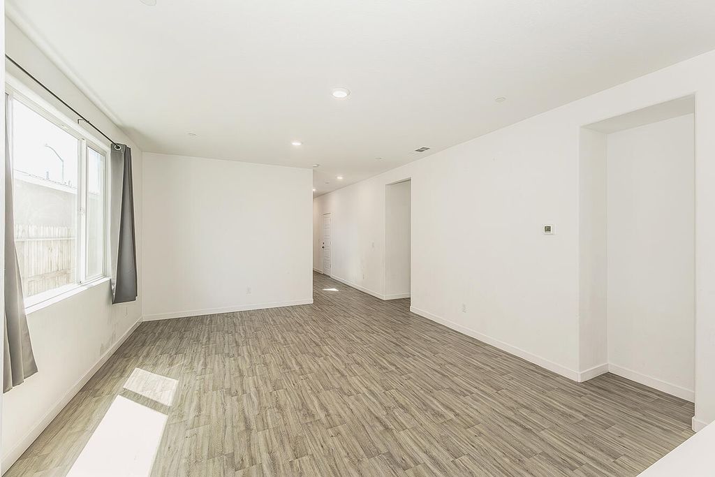 Image 12 of property listing at 2844 N Vahe Avenue, Fresno, CA 93737