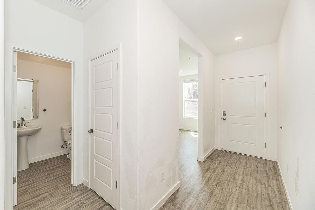 Image 15 of property listing at 2844 N Vahe Avenue, Fresno, CA 93737