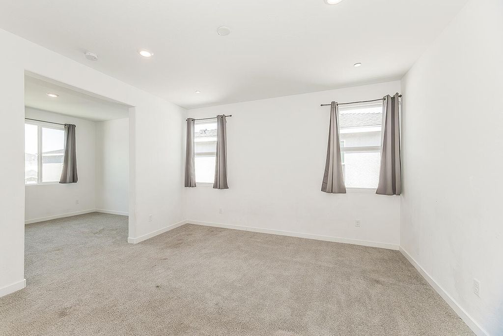 Image 33 of property listing at 2844 N Vahe Avenue, Fresno, CA 93737