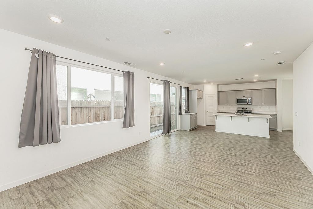 Image 4 of property listing at 2844 N Vahe Avenue, Fresno, CA 93737