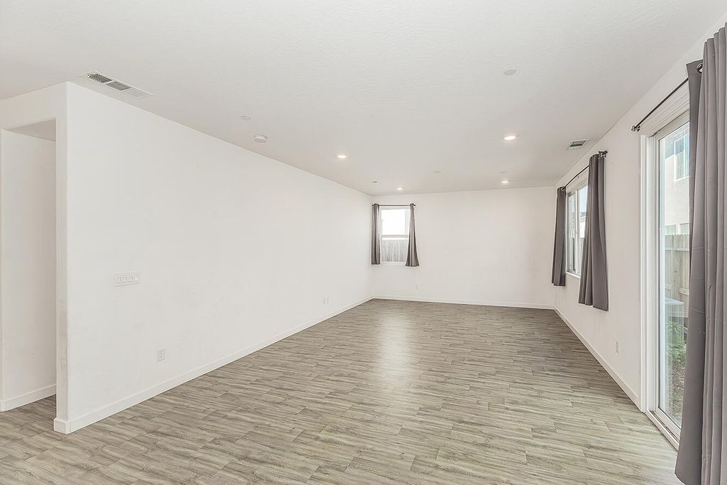 Image 5 of property listing at 2844 N Vahe Avenue, Fresno, CA 93737