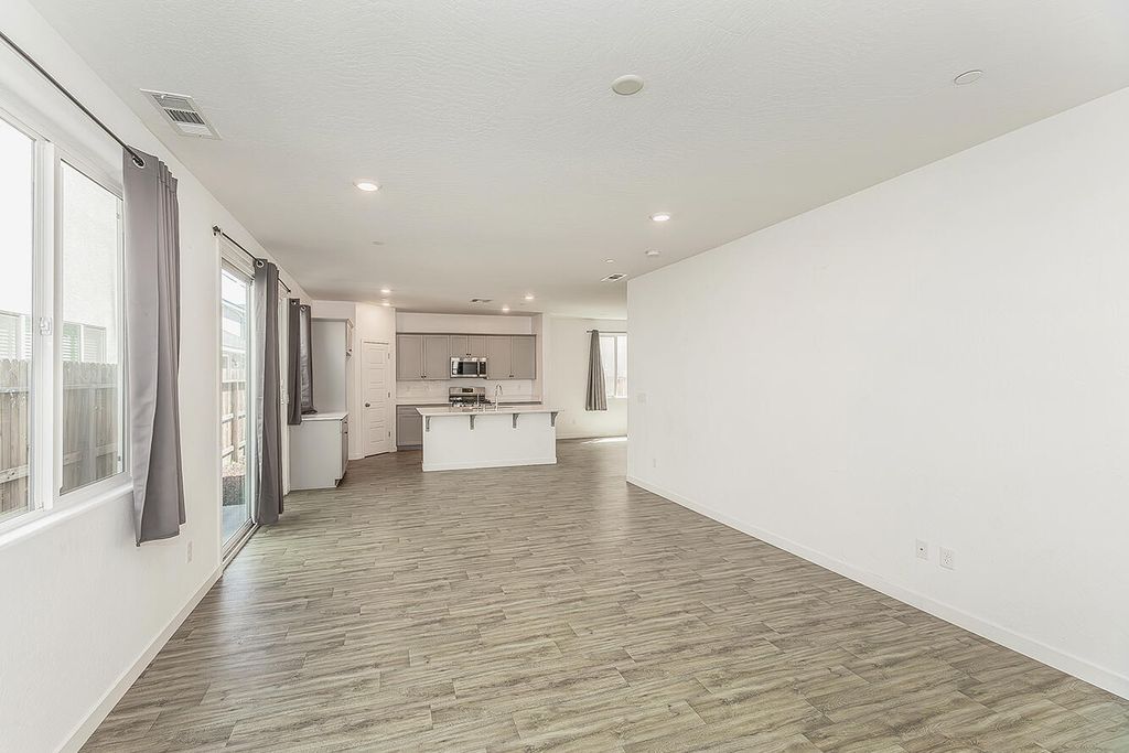 Image 6 of property listing at 2844 N Vahe Avenue, Fresno, CA 93737