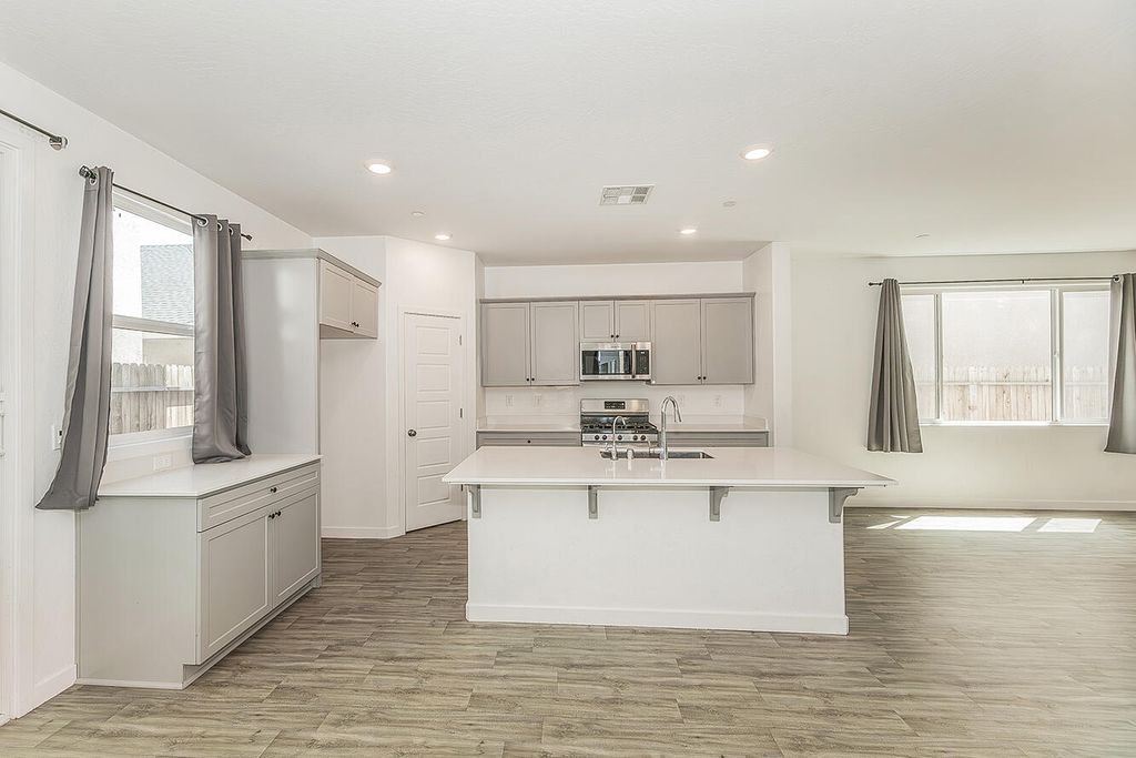 Image 7 of property listing at 2844 N Vahe Avenue, Fresno, CA 93737