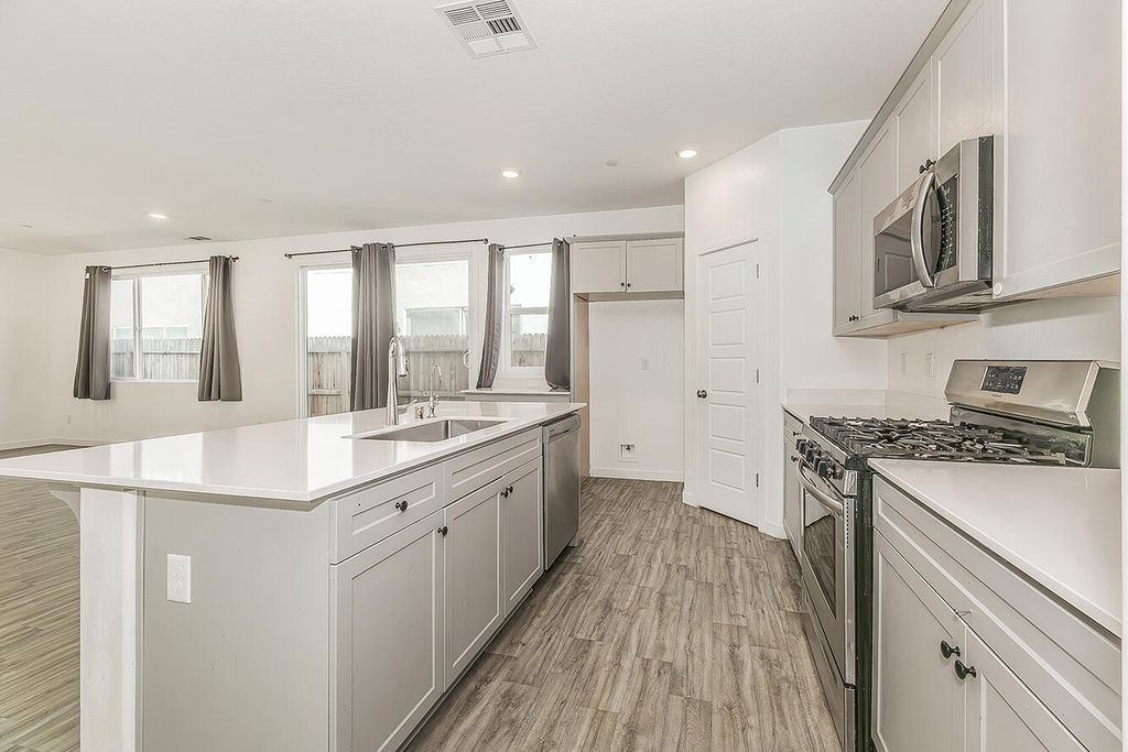 Image 8 of property listing at 2844 N Vahe Avenue, Fresno, CA 93737