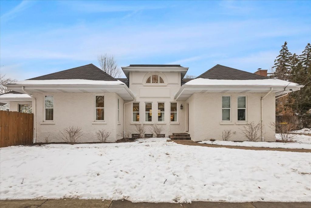 Image 1 of property listing at 925 Elm Street, Winnetka, IL 60093