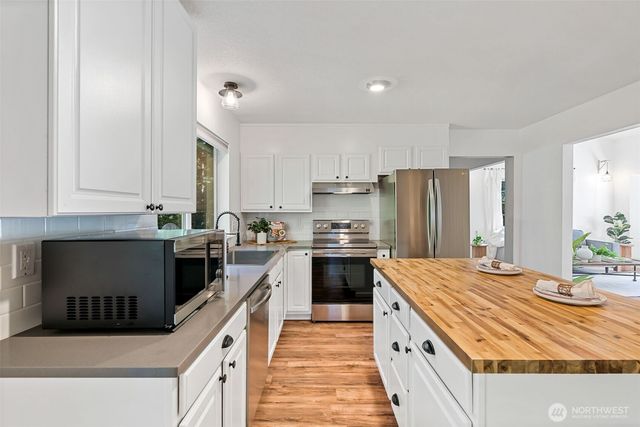 961 NE Winston Dr, Bremerton, WA 98311