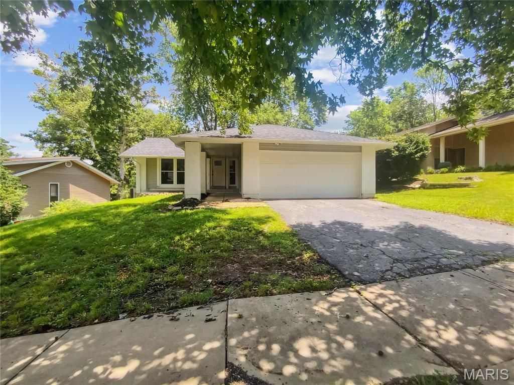 2234 Arborview Drive, Maryland Heights, MO 63043
