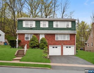 15 16th Street, Hawthorne, NJ 07506