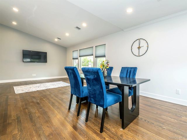 1 Milford Lane, Glen Cove, NY 11542