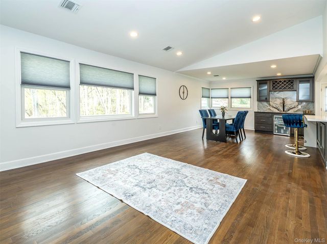 1 Milford Lane, Glen Cove, NY 11542