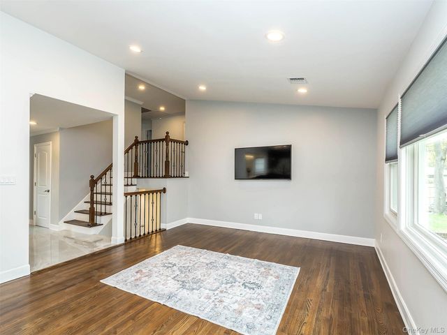 1 Milford Lane, Glen Cove, NY 11542