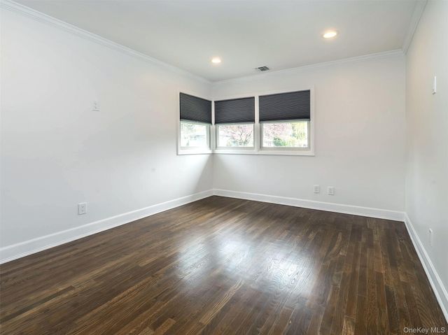 1 Milford Lane, Glen Cove, NY 11542