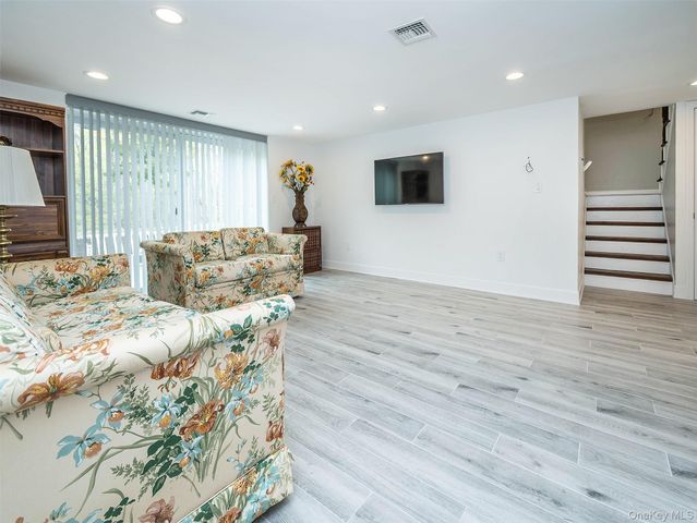 1 Milford Lane, Glen Cove, NY 11542