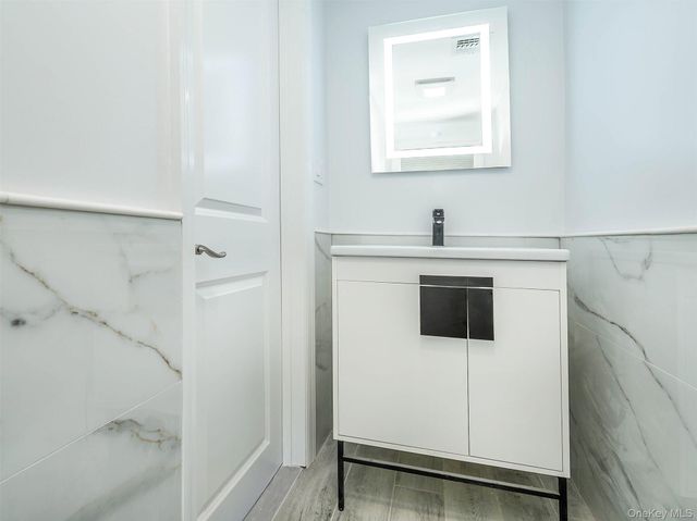 1 Milford Lane, Glen Cove, NY 11542