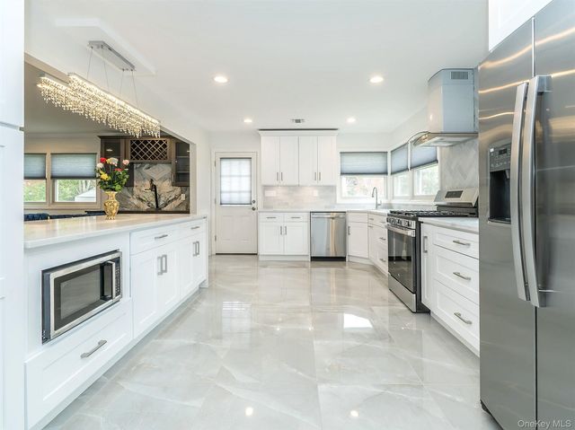 1 Milford Lane, Glen Cove, NY 11542