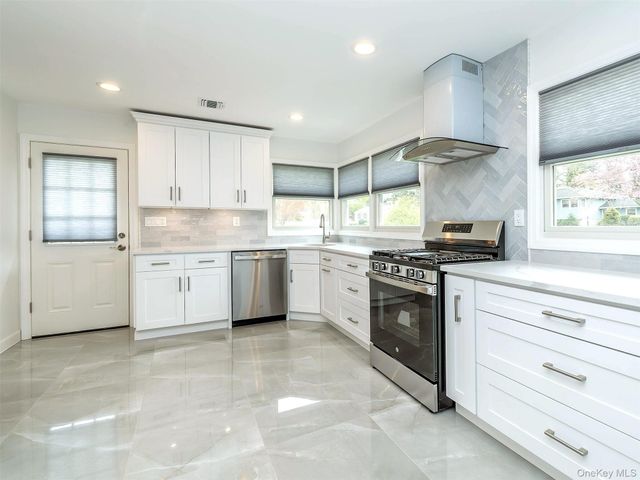 1 Milford Lane, Glen Cove, NY 11542