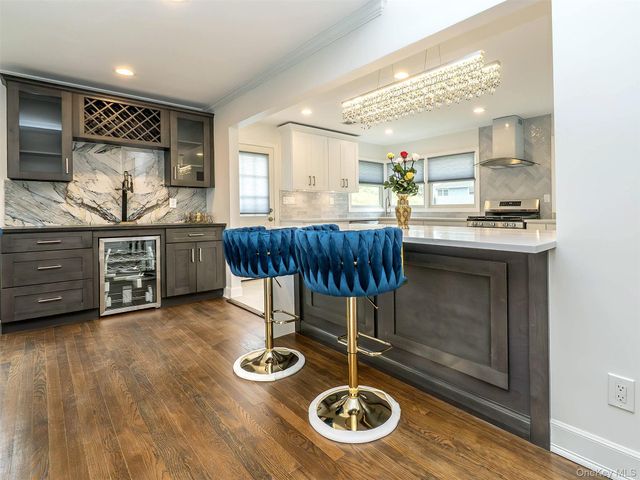 1 Milford Lane, Glen Cove, NY 11542