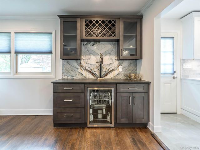 1 Milford Lane, Glen Cove, NY 11542